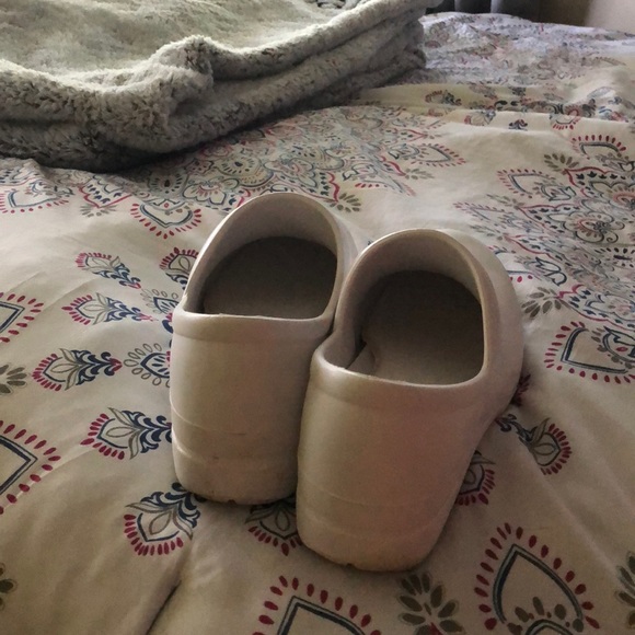 Nursing shoes - Picture 3 of 3